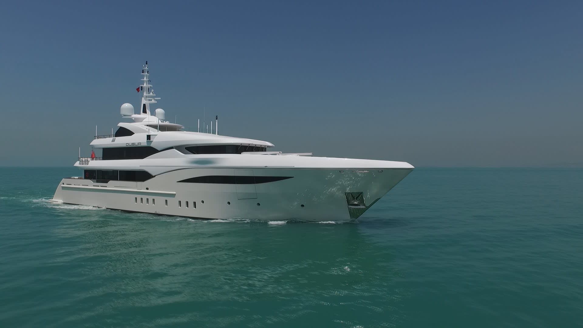 who owns dusur yacht