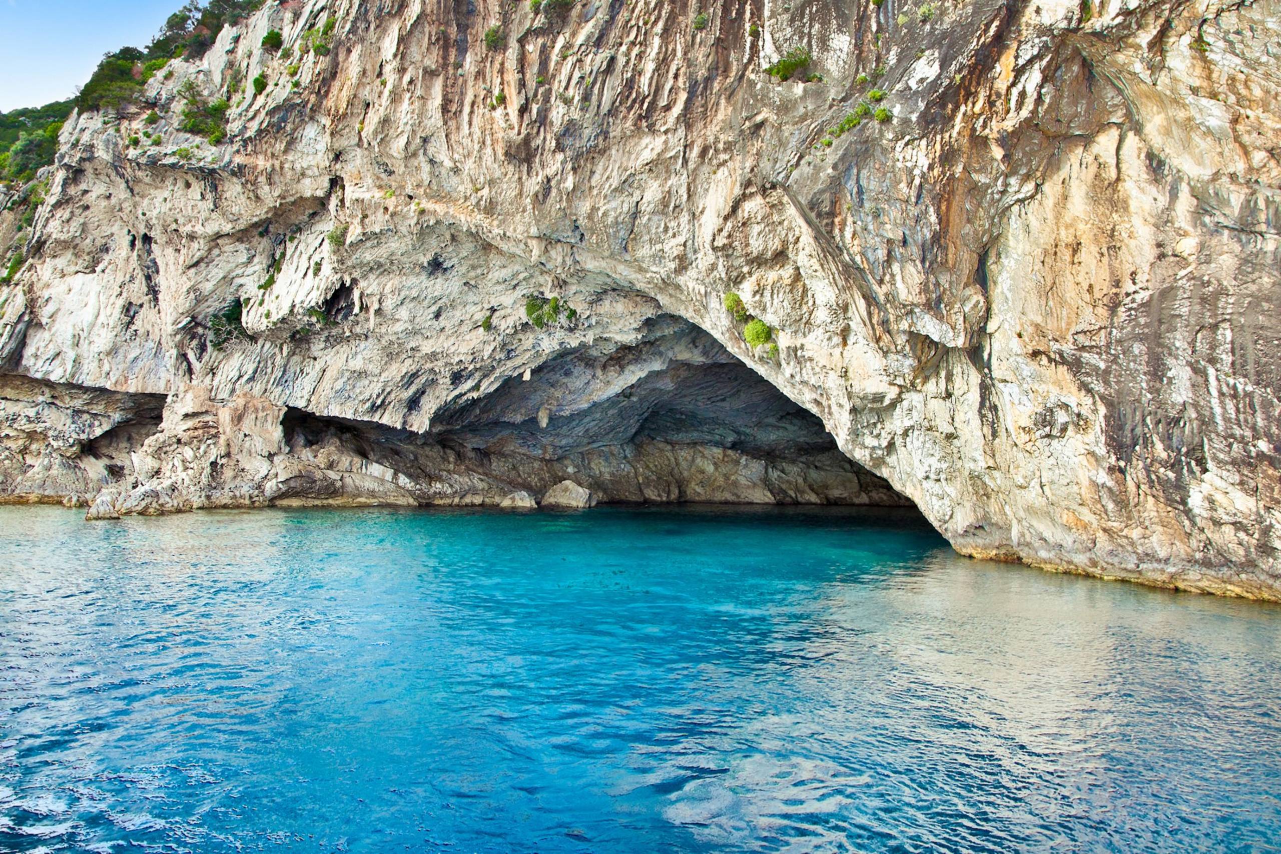 Papanikolis Cave