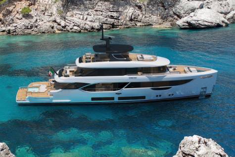 Oasis 34m Through the Lens