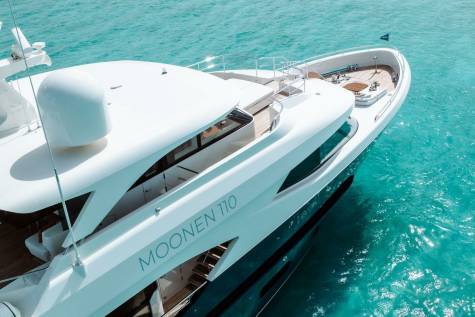 Moonen 110 Mustique Through the Lens