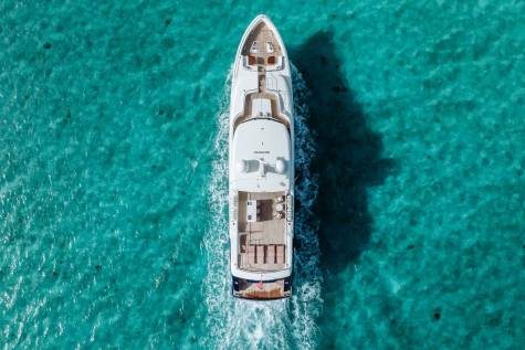 Moonen 110 Mustique Through the Lens