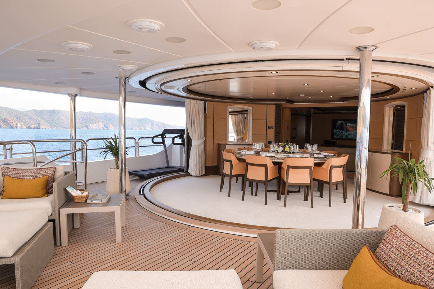 Indoor-outdoor Dining