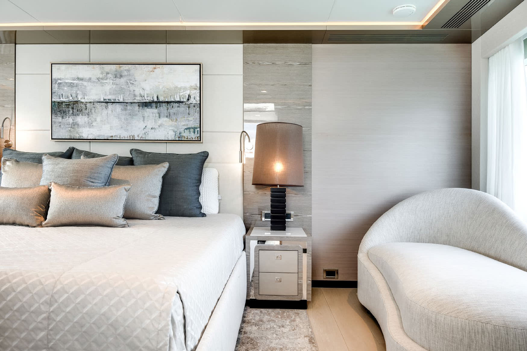 Full-Beam Main Deck Master Suite