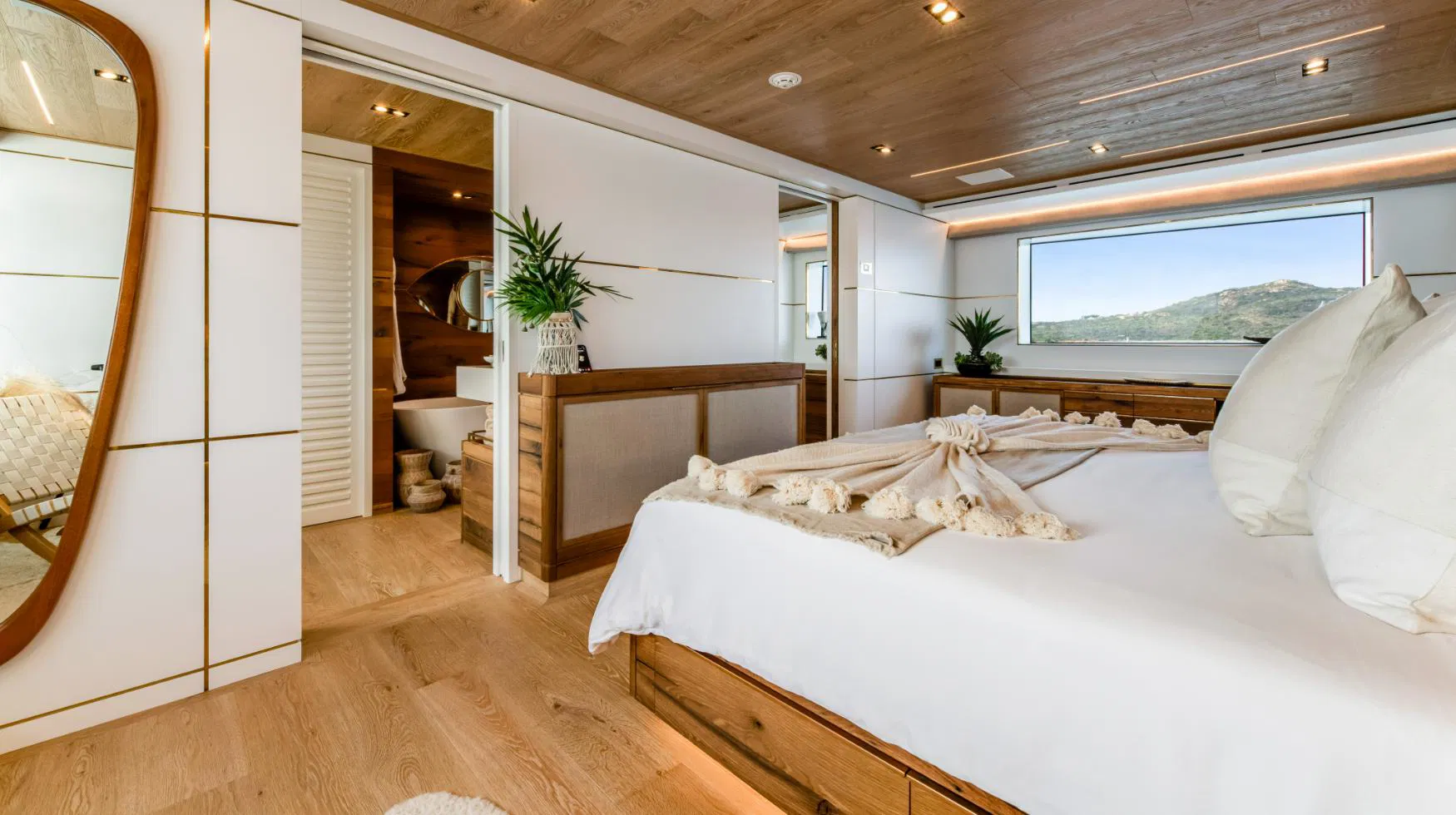 Full-Beam Main Deck Owner’s Suite