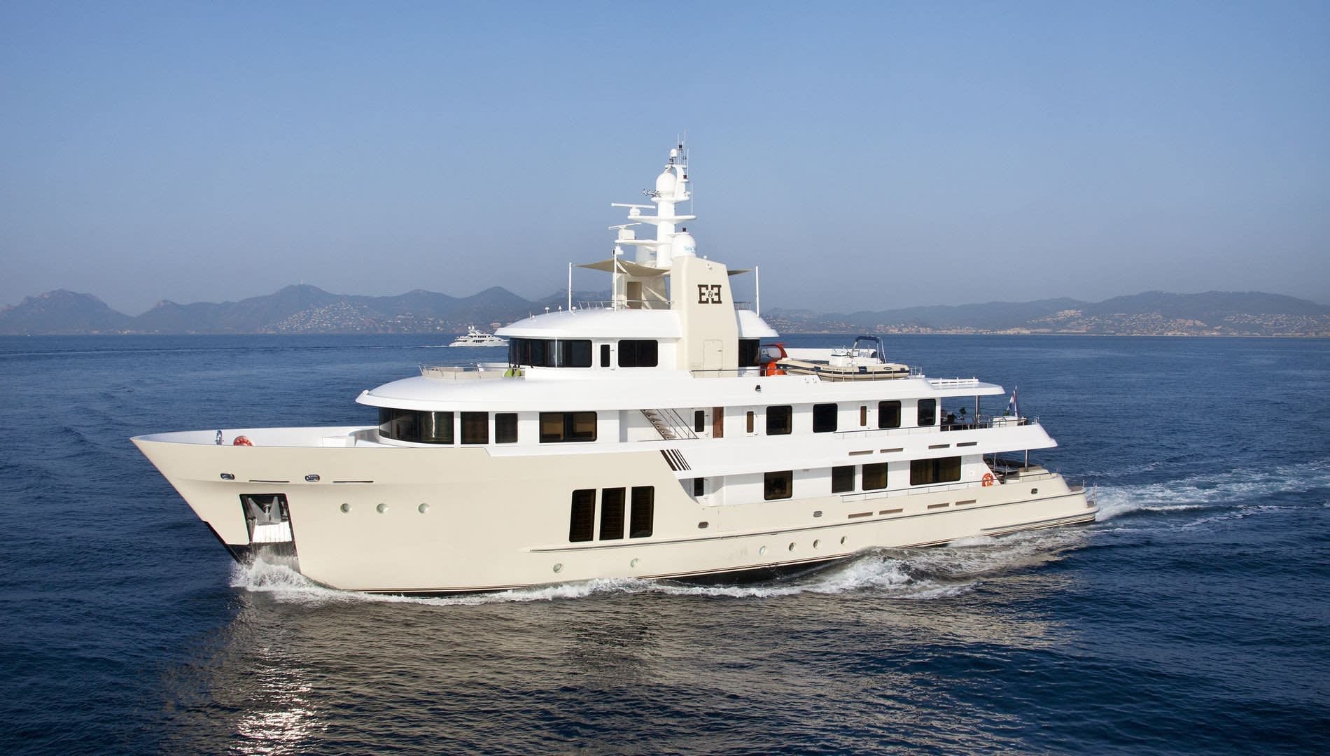 e&e yacht