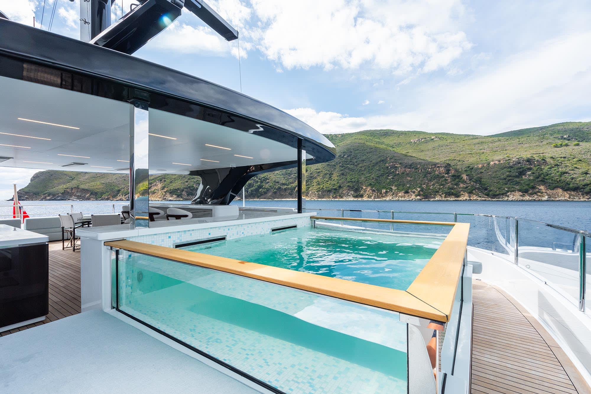 Sundeck Jacuzzi