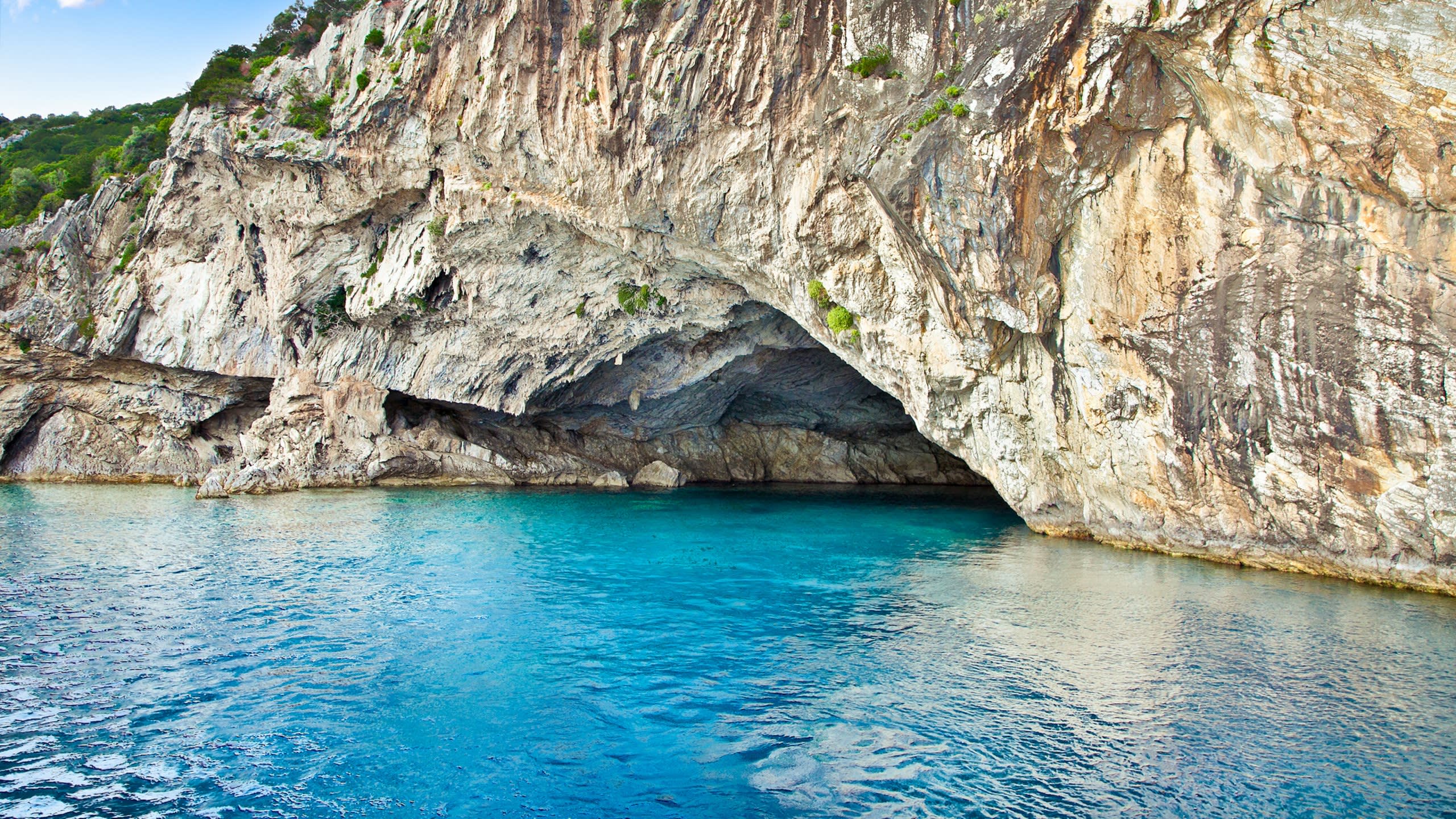 Papanikolis Cave