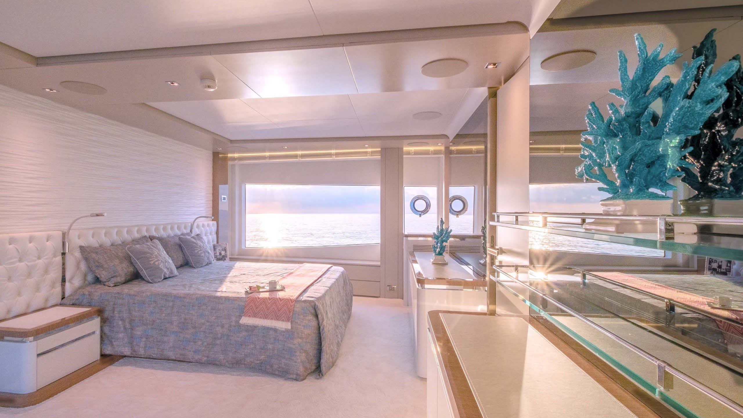 Full-Beam Main Deck Owner’s Suite