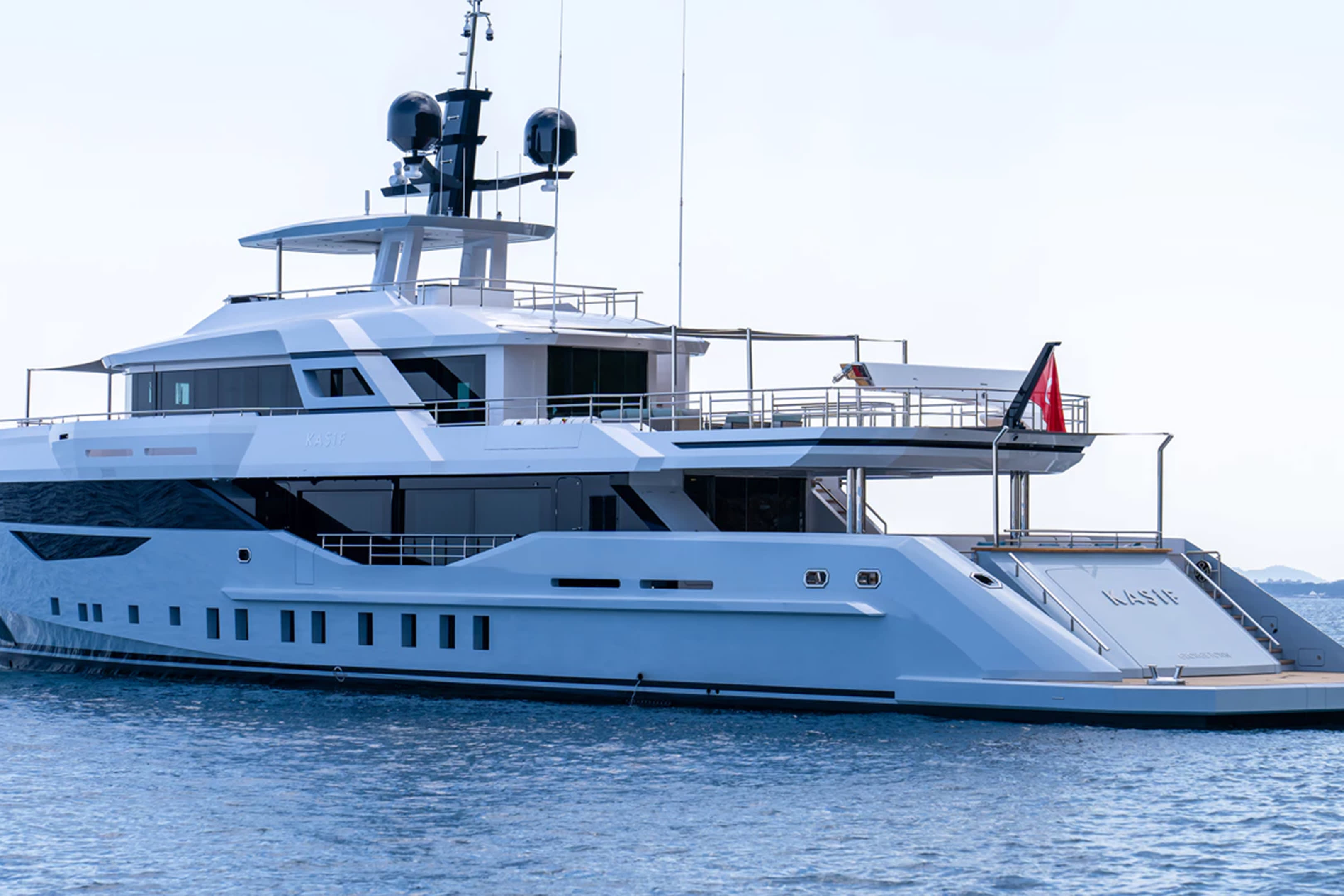 Full-displacement yacht