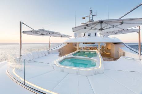 Swim-Up Bar