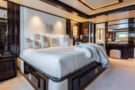 Full-Beam Lower Deck VIP
