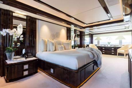 Full-Beam Main Deck Master Suite