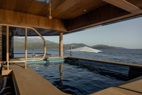 Main-Deck Pool