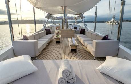 Vast Deck Spaces