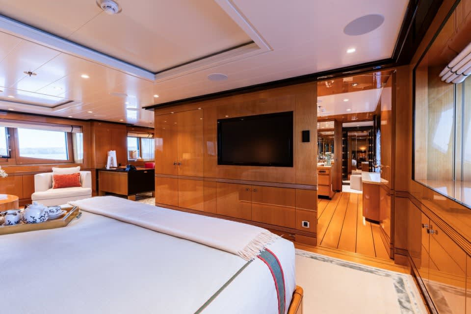 Full-Beam Main Deck Master’s Suite